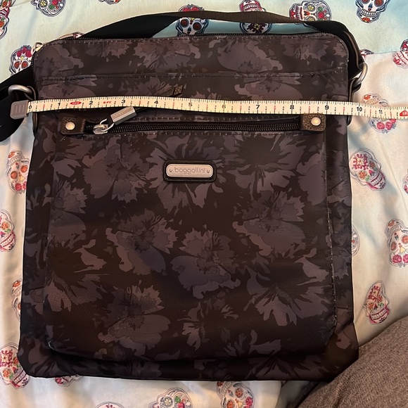 BAGGALLINI New Classic Go Bagg - Onyx Floral - includes RFID phone wristlet. - Picture 7 of 16